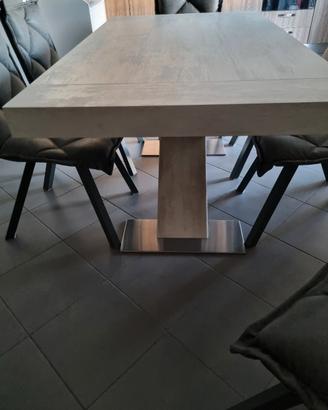 Tavolo in legno massello e 6 sedie