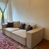 Divano grande con 7 cuscini