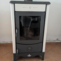 Stufa a legna con rivestimento in maiolica 
