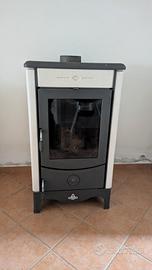 Stufa a legna con rivestimento in maiolica 