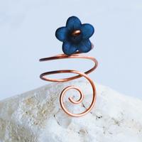 Anello femminile con fiorellino e filo wire