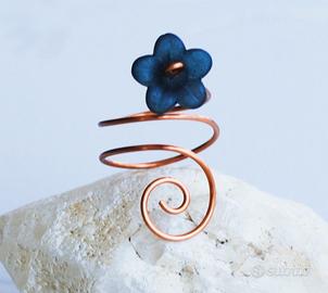 Anello femminile con fiorellino e filo wire
