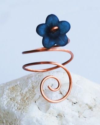 Anello femminile con fiorellino e filo wire