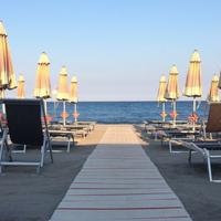 OMBRELLONI usati  per stabilimento balneare cercas