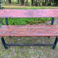 Due panchine e un tavolo da pub e giardino