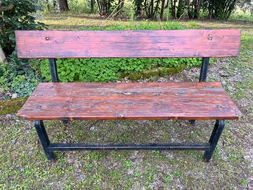 Due panchine e un tavolo da pub e giardino