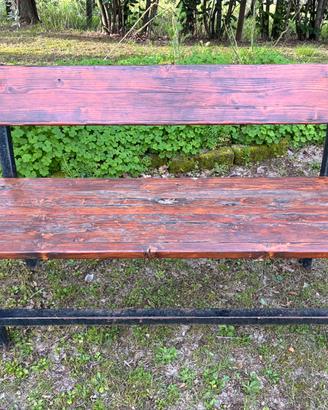 Due panchine e un tavolo da pub e giardino