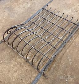 Grata antica in ferro battuto parapetto finestra