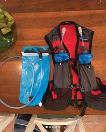 zaino-gilet da trail running con sacca e borracce