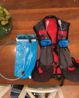 zaino-gilet da trail running con sacca e borracce