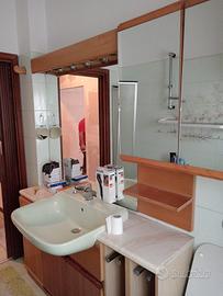 mobile bagno in legno e top in marmo 