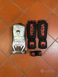 Set completo Venum – Guantoni, fasce e parastinchi