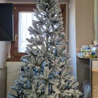 Albero di natale innevato