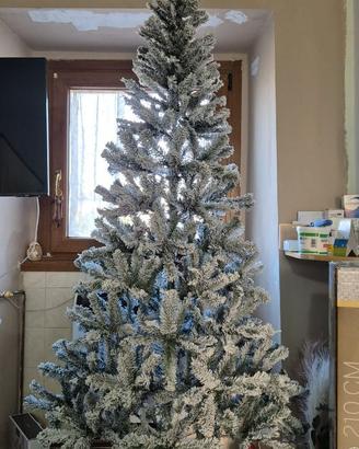Albero di natale innevato