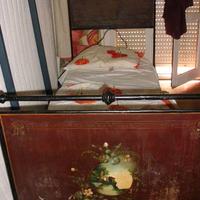 2 lettini in ferro con intarsi di madreperla