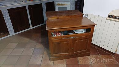Credenza bassa, arte povera