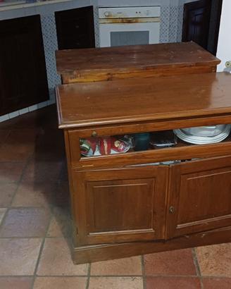 Credenza bassa, arte povera