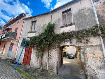 Bilocale centrale con sottotetto e negozio