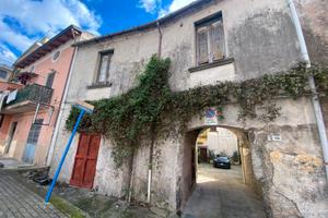 Bilocale centrale con sottotetto e negozio