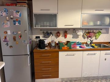 cucina completa di elettrodomestici