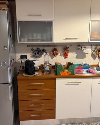 cucina completa di elettrodomestici