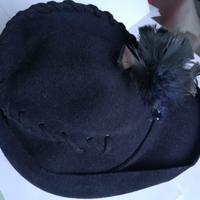 Cappello con piuma, nero