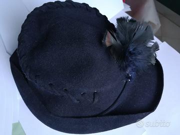 Cappello con piuma, nero