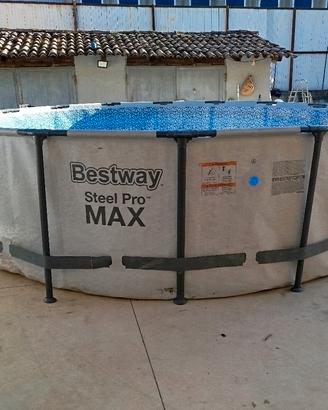 piscina Bestway rotonda 4 metri e 88 centimetri.