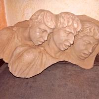 Scultura classica in terracotta 3 teste.