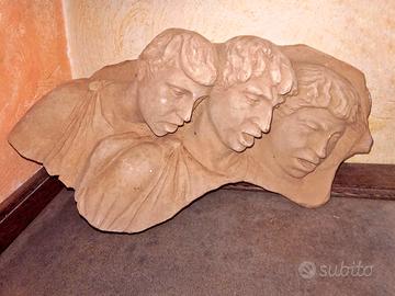 Scultura classica in terracotta 3 teste.