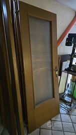 N. 6 porte in legno.  3 con il vetro e 3 tutte in