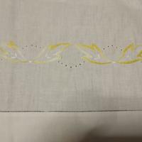 Lenzuolino ricamato a mano per lettino/culla