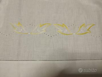 Lenzuolino ricamato a mano per lettino/culla