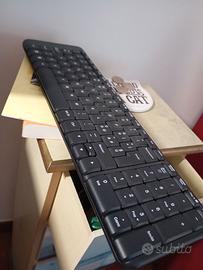 Tastiera Logitech wireless con mouse non. In foto