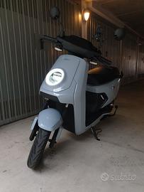 Scooter elettrico NIU MQi GT + accessori