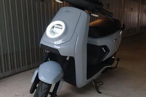 Scooter elettrico NIU MQi GT + accessori