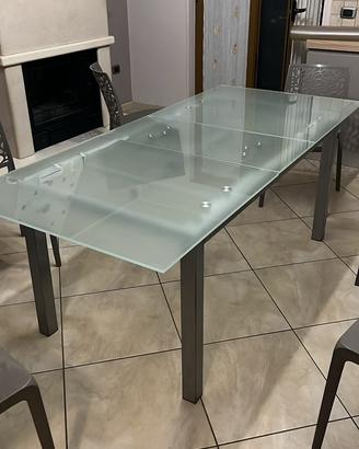 Tavolo allungabile in vetro temperato e metallo