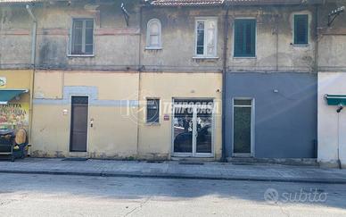 Locale commerciale ad una luce di mq 69 -- Via