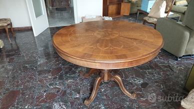 Tavolo rotondo in legno intarsiato
