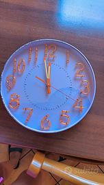 orologio da parete con lancette e numeri che si il