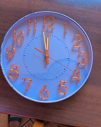 orologio da parete con lancette e numeri che si il