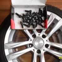 4 ruote con gomme termiche.