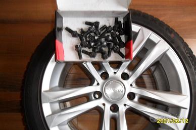 4 ruote con gomme termiche.