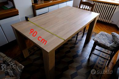 Tavolo in legno effetto rovere.
