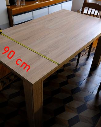 Tavolo in legno effetto rovere.