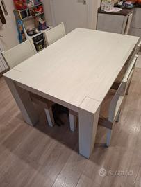 Tavolo in legno con sedie