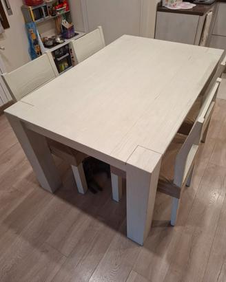 Tavolo in legno con sedie