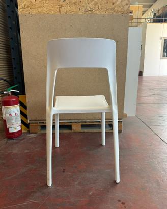 Sedia bianca plastica