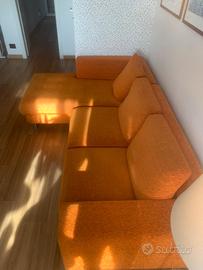 Divano angolare arancione 