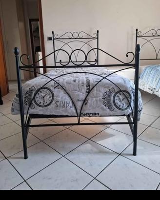 letti singoli in ferro battuto con materasso e ret